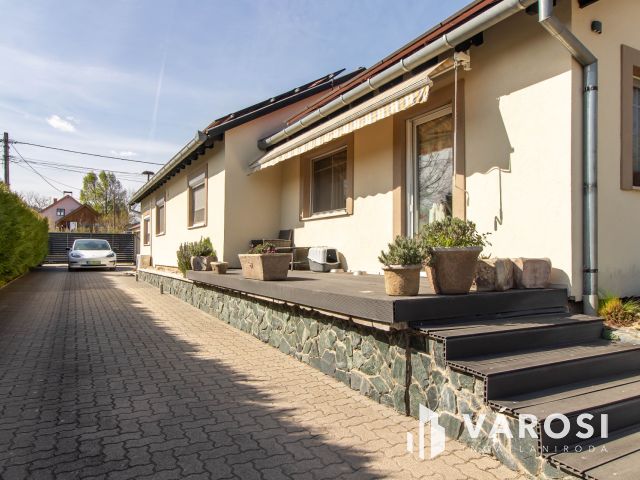 Felűjításmentes , kiváló állapotú ház Pócsmegyeren