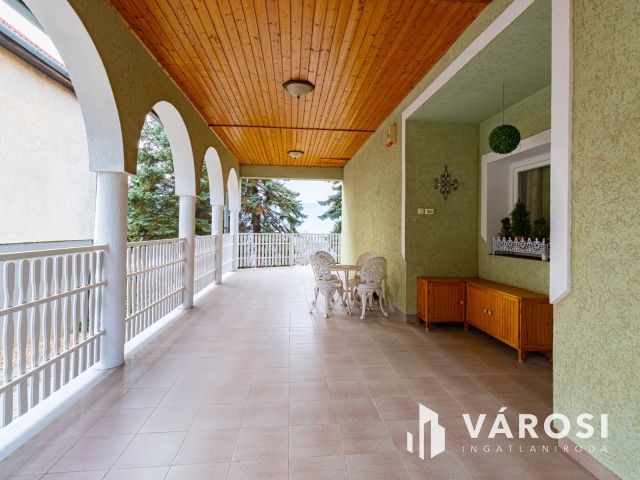 Pilisborosjenő és Budapest határán, panorámás családi ház