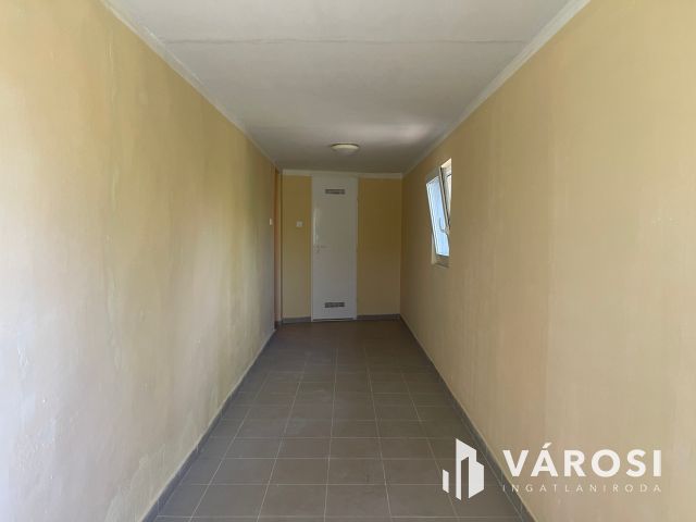 Falu szélén takaros házikó