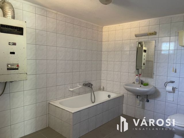 Falu szélén takaros házikó