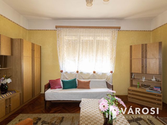 Bútorozott családi ház Mezőhegyes központjában