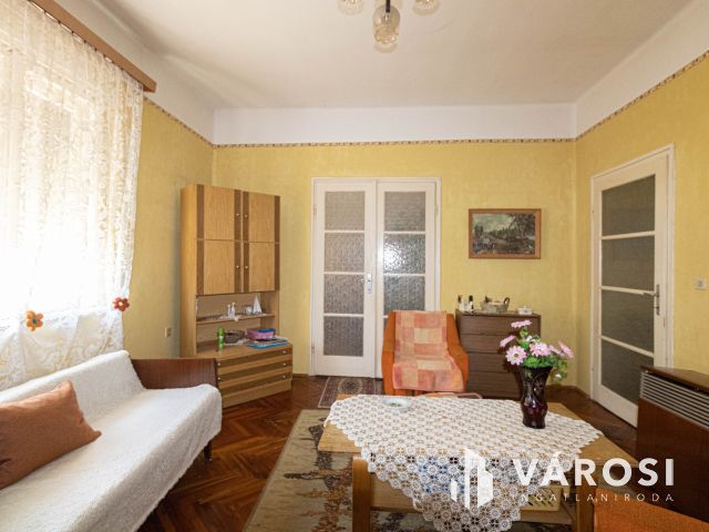 Bútorozott családi ház Mezőhegyes központjában