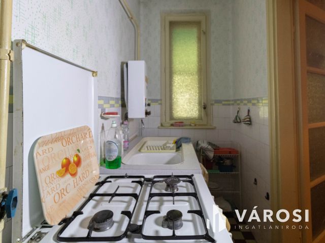 Bútorozott családi ház Mezőhegyes központjában