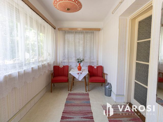 Bútorozott családi ház Mezőhegyes központjában