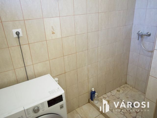 Nagy telkes, szuterénes családi ház eladó