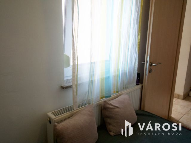 Nagy telkes, szuterénes családi ház eladó