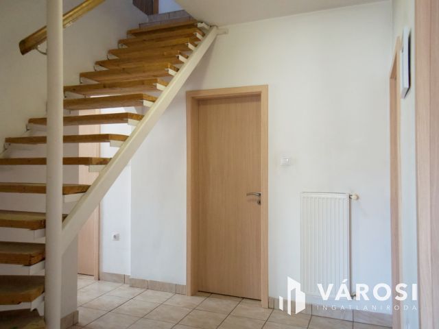 Nagy telkes, szuterénes családi ház eladó