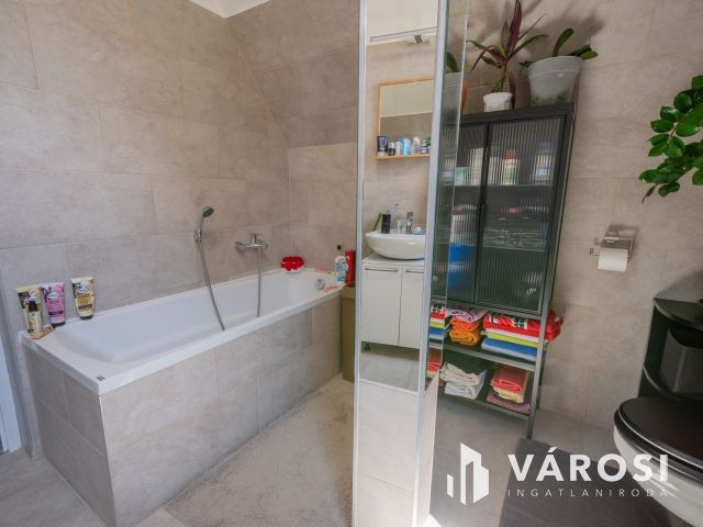 Eladó társasház Gödön: 4 üzlet + 3 lakás