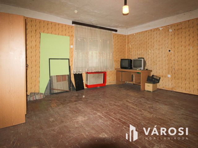 Rengeteg lehetőséget rejtő ingatlan Sarkad központ helyén