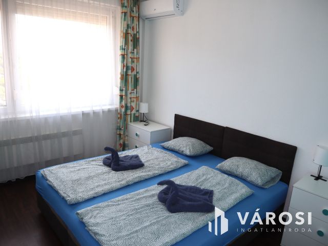 Panorámás felújított lakás az Aranyparton