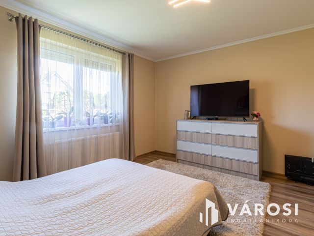 Két  ház, egy telken,  erdő mellett Szigethalmon eladó