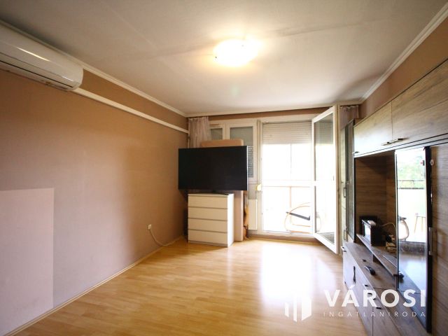 Orosházán a belvárosban 3 szobás panelt kínálok.