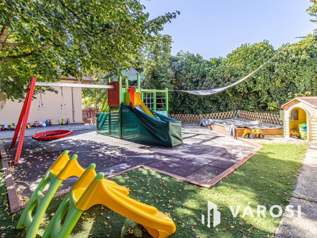 Duna parti családi otthon nagy telekkel