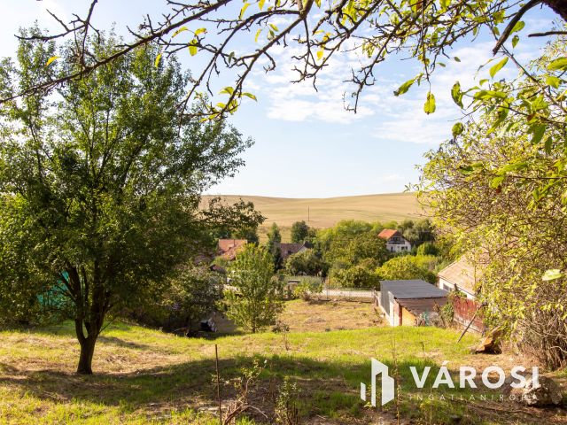 Panorámás telek Úny szívében