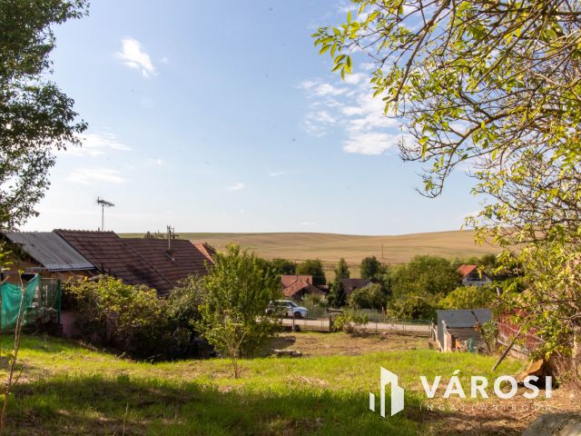 Panorámás telek Úny szívében