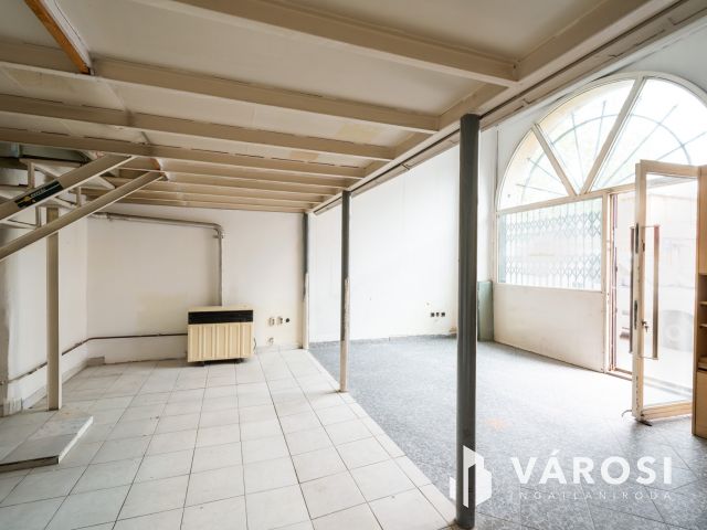 Utcai bejáratos, fém galériás iroda eladó