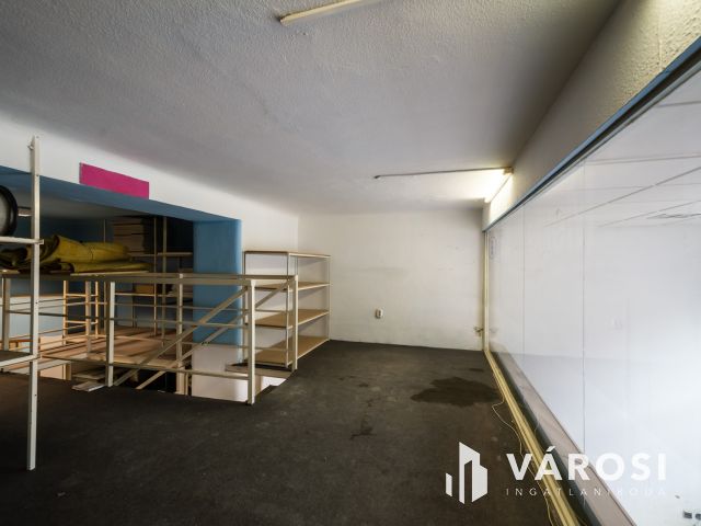 Utcai bejáratos, fém galériás iroda eladó