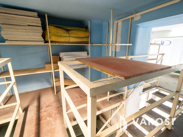 Utcai bejáratos, fém galériás iroda eladó