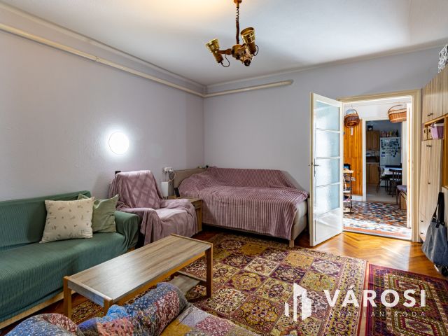 Ikerházfél, takaros kerttel Óbudán