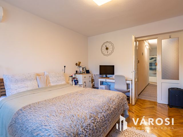 Ikerházfél, takaros kerttel Óbudán