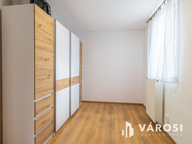 Remek lehetőség, eladó lakás fedett kocsibeállóval együtt