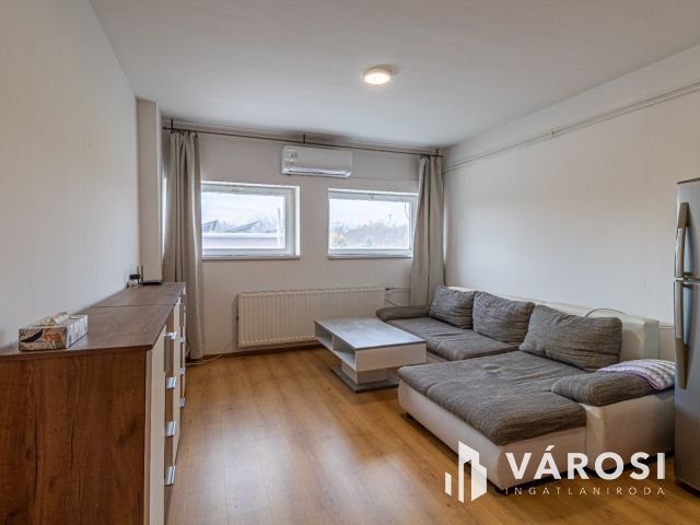 Remek lehetőség, eladó lakás fedett kocsibeállóval együtt