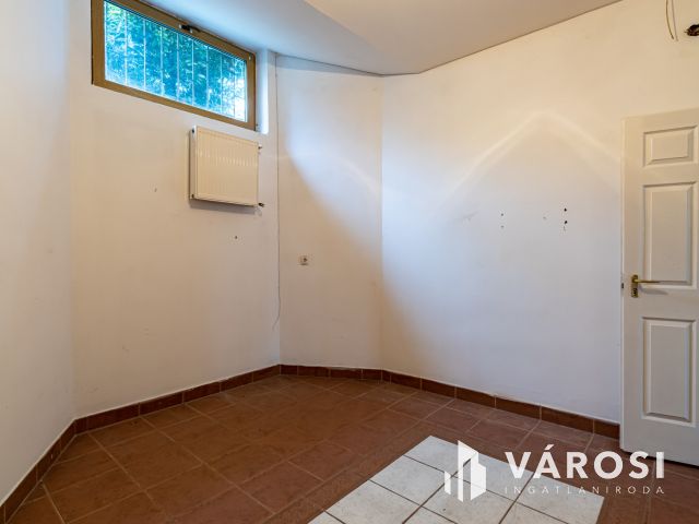 Budaörsön, sorházas beépítésű utcában, lakás eladó