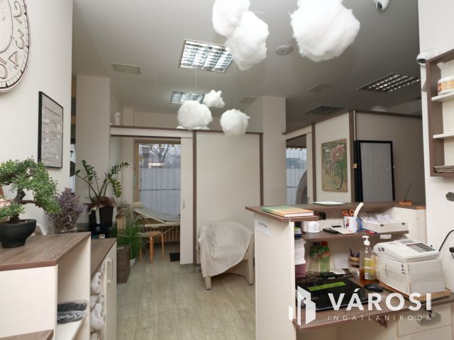 Bejáratott üzlethelyiség a Kistóparton