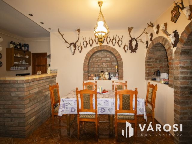 Belvárosi, teljesen felújított ház, üzlettel- Szarvason