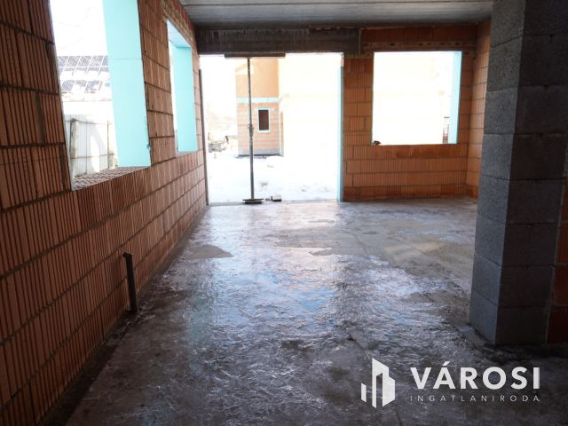 Új építésű ikerfél csendes utcában eladó