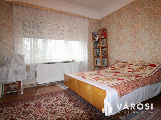 3 szobás ház, garázs és nagy telek.