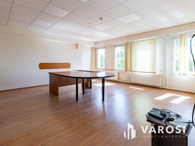 Zuglóban, M3 bevezetőnél, eladó II. emeleti irodaszint