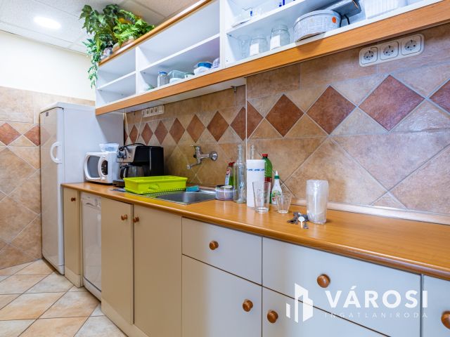 Zuglóban, M3 bevezetőnél, eladó II. emeleti irodaszint