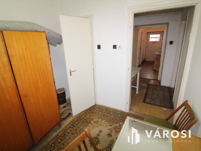 Belváros központi, földszinti tégla lakás.