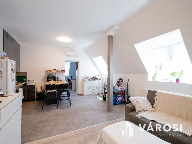 Eladó újszerű lakás Gödön: nappali + 2 háló + 2 autóbeálló