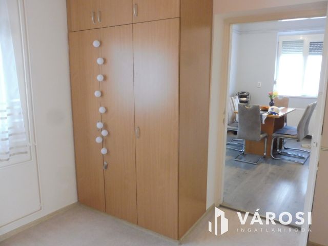 Saját kertes,szép kis lakás,garázzsal eladó.