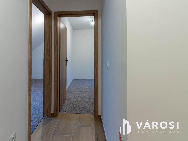 Újépítésű, belső szintes családi otthon Dorog szívében