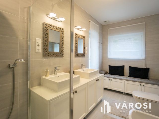 Modern, belső kétszintes családi ház remek panorámával!