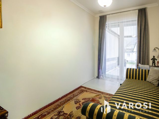 Modern, belső kétszintes családi ház remek panorámával!