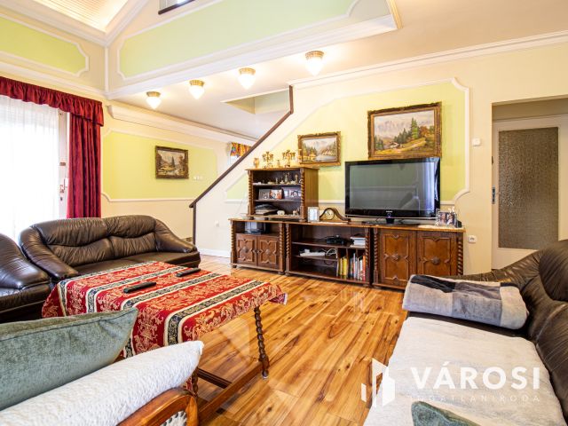 Három szintes jó állapotú családi ház dupla telken!