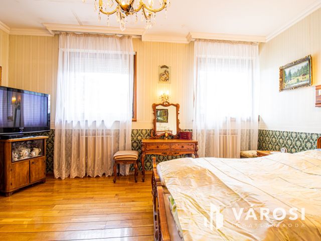 Három szintes jó állapotú családi ház dupla telken!