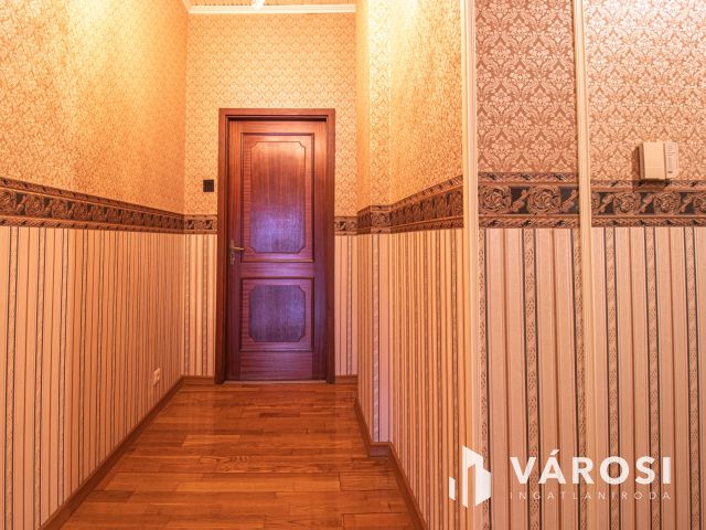 Három szintes jó állapotú családi ház dupla telken!