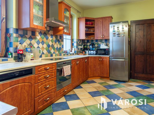 Egyszintes kényelem, exkluzív kert, időtálló minőség