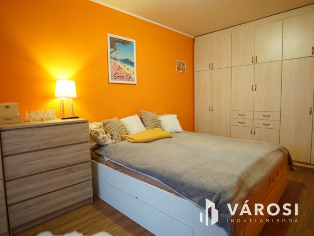 Zárt udvaros társasházban, földszinti szép lakás