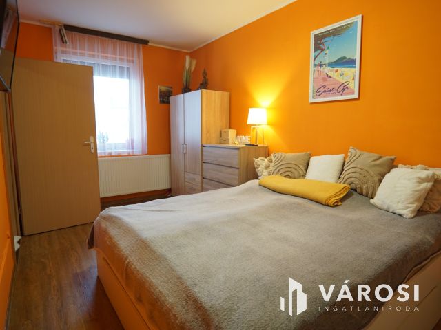 Zárt udvaros társasházban, földszinti szép lakás