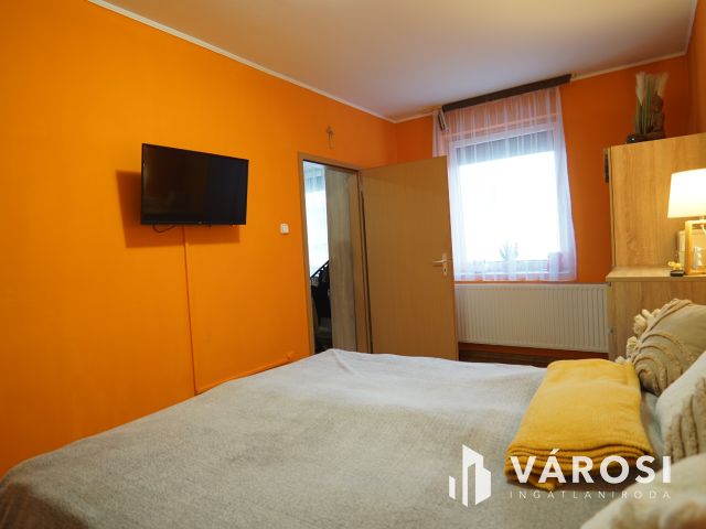 Zárt udvaros társasházban, földszinti szép lakás