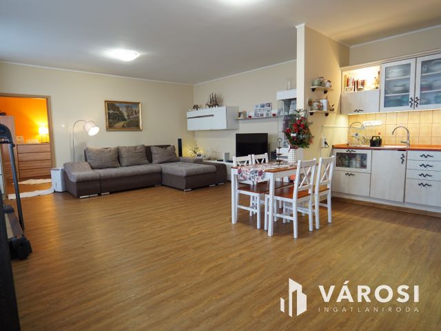 Zárt udvaros társasházban, földszinti szép lakás