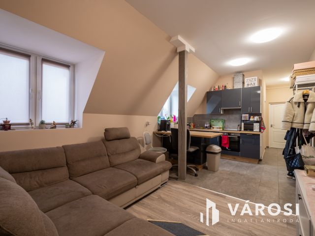 Eladó nappali + 2 háló + 2 autó beállós újszerű lakás Gödön