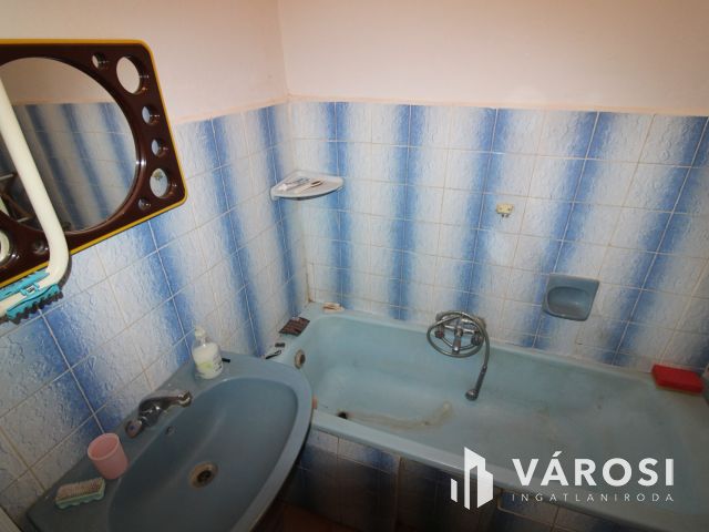 Kétszintes tégla ház, garázzsal.