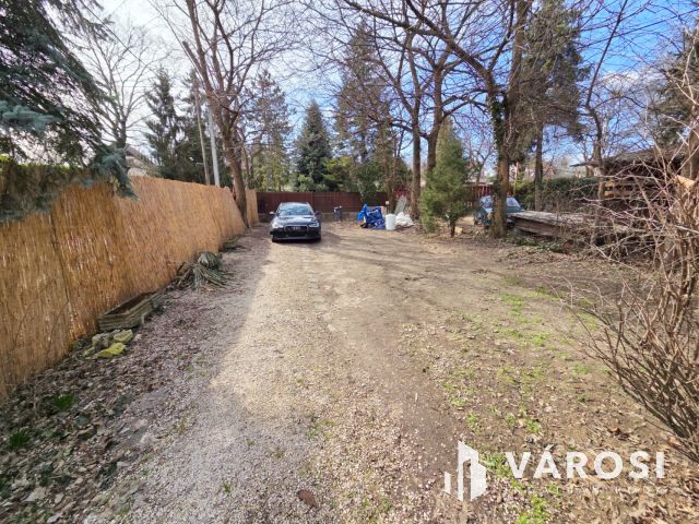 Hangulatos házikó zöld övezetben